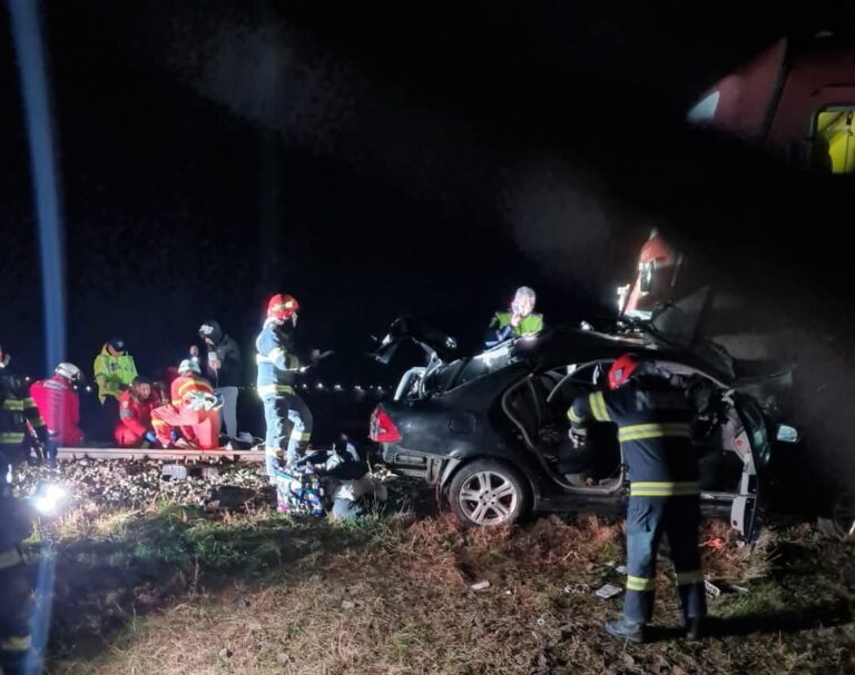O femeie a decedat pe loc după ce mașina în care se afla a fost spulberată de un tren. Alți doi bărbați au ajuns la spital în stare gravă