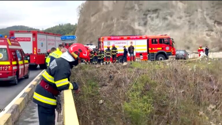 Alertă în județul Mehedinți! Microbuz căzut în Dunăre, în urma unui accident. A fost activat Planul Roșu de Intervenție