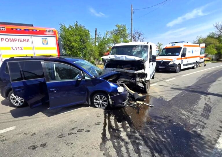 Ciocnire frontală, soldată cu trei victime! Doi bărbați și o femeie, transportați de urgență la spital