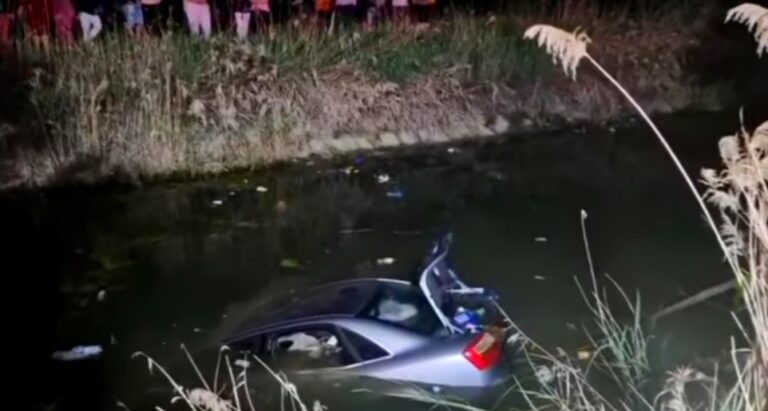 Salvate în ultima clipă după ce au ,,aterizat” cu mașina într-un canal de irigații! Tinerele, găsite pe plafonul autoturismului, aduse la mal cu ajutorul unei bărcii cu motor