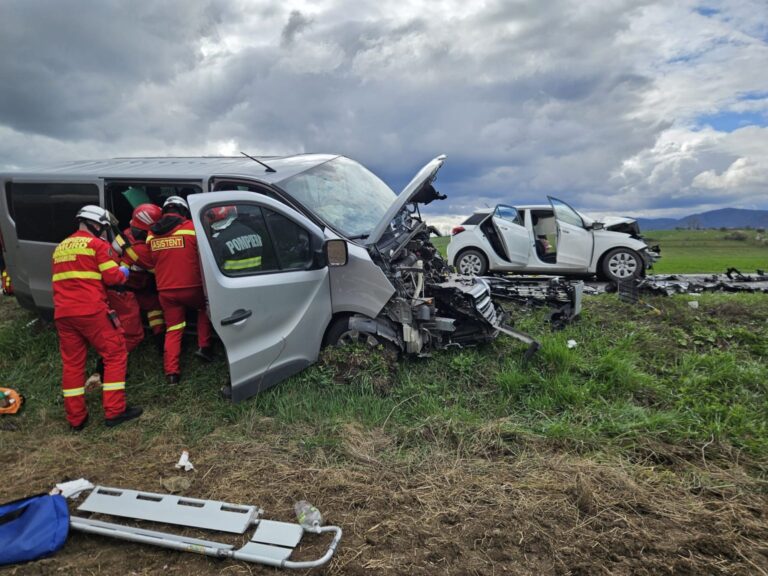 Coliziune fatală între un microbuz și un autoturism! Un șofer a pierit pe loc, alte cinci persoane au ajuns la spital