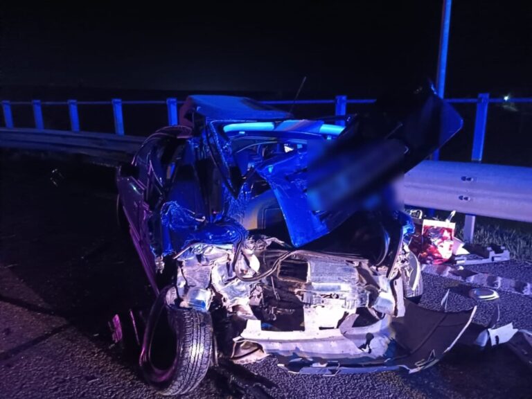 Au scăpat cu viață dintr-un accident teribil! Un șofer și un pasager, transportați de urgență la spital. Autovehiculele s-au făcut praf în urma impactului