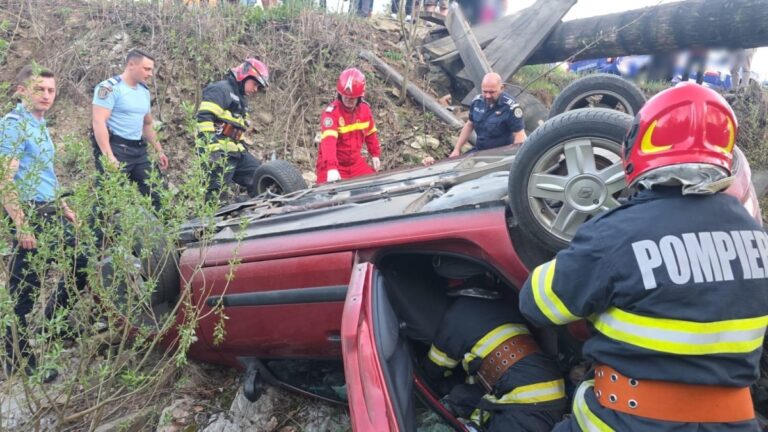 S-au prăbușit cu mașina de pe un podeț care a cedat sub greutatea autoturismului! Doi pensionari la un pas de moarte!