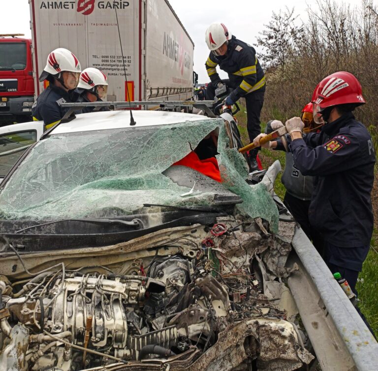 Accident înfiorător cu patru autovehicule implicate! Două persoane au rămas încarcerate. A fost solicitată intervenția elicopterului SMURD