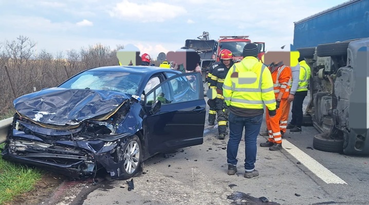 Impact violent între un autoturism de lux și o autoutilitară pe Autostrada A1! Unul dintre autovehicule s-a răsturnat