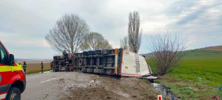 Șoferul unui TIR la un pas moarte! Transportat la spital după ce s-a răsturnat cu mastodontul