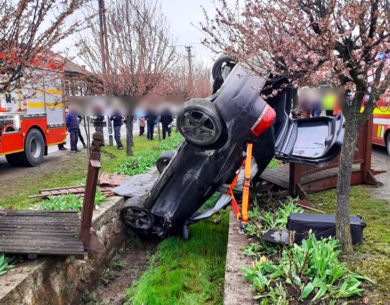 S-au răsturnat cu mașina în șanț! Clipe dramatice pentru patru tineri! Una dintre victime a fost găsită încarcerată
