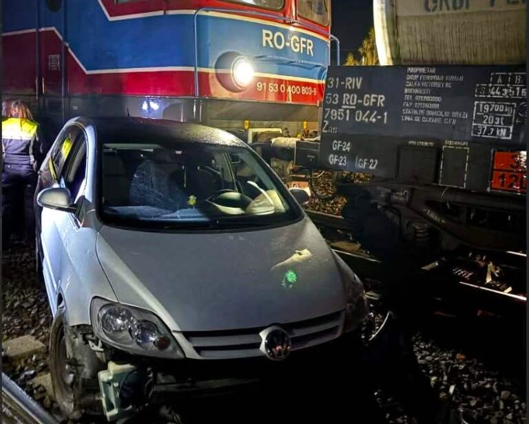 Scene de coșmar la o trecere la nivel cu cale ferată! Mașină spulberată de tren! Șoferul a reușit să iasă la timp din autoturism