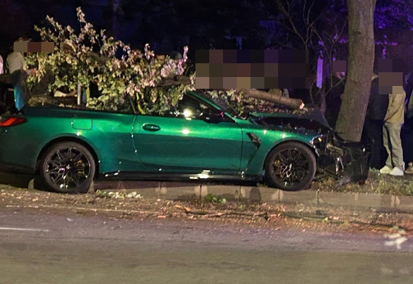 S-a înfipt cu BMW-ul într-un copac! Doi tineri au scăpat cu viață miraculos. Bolidul a fost făcut zob în urma accidentului teribil