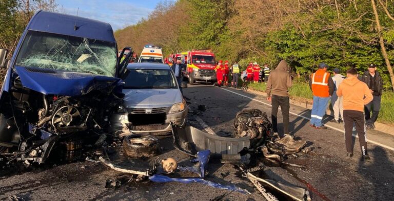 Doi șoferi și o pasageră, la un pas de moarte după o depășire neregulamentară! Cele trei victime au fost transportate de urgență la spital