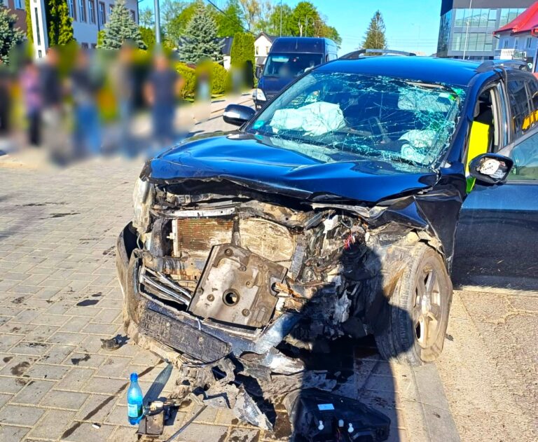 Beat criță, fără permis și alergat de polițiști, un tânăr de 22 de ani s-a oprit cu un Audi în mașina viceprimarului! Șoferii autoturismelor și o pasageră au fost răniți