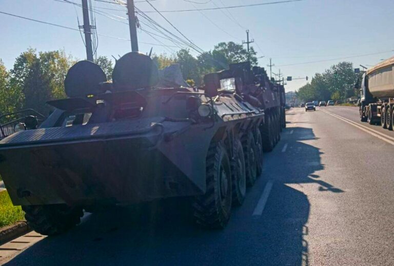 Și-a măsurat forțele cu un TAB! O tânără s-a oprit cu BMW-ul într-un transportator amfibiu blindat, aparținând MApN