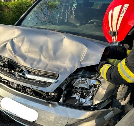 Ciocnire violentă între două autoturisme, după ce un bărbat de 73 de ani a pierdut controlul volanului! Pasageră, transportată de urgență la spital