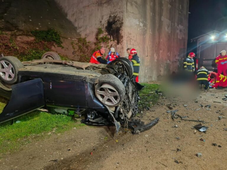 Impact fatal cu un pod! Șoferul și un pasager au murit pe loc. Autoturismul s-a făcut praf