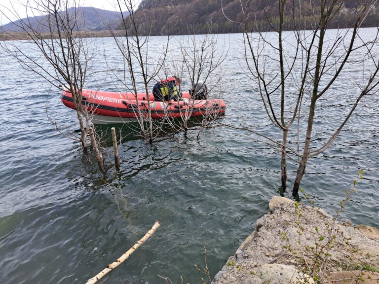 O hidrobicicletă cu trei persoane s-a răsturnat în lacul de acumulare de la Siriu, în Vinerea Mare. Un pompier căzut în apă este de negăsit. Mai mulți scafandri, mobilizați de urgență