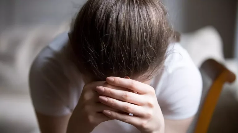 Caz grav de viol într-un liceu! Adolescentă aflată în plasament, raporturi sexuale cu un minor de 15 ani în toaleta unității școlare. Victima ar întâmpina dificultăți de adaptare