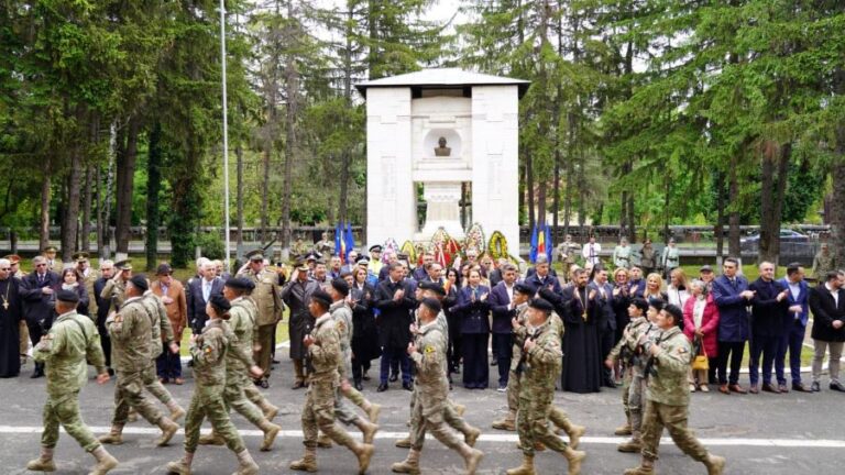 10 Mai, Ziua Independenței Naționale, sărbătorită la Monumentul Eroilor de la Teiș. Lecțiile și sacrificiile din trecut ne găsesc în prezent din nou dezbinați