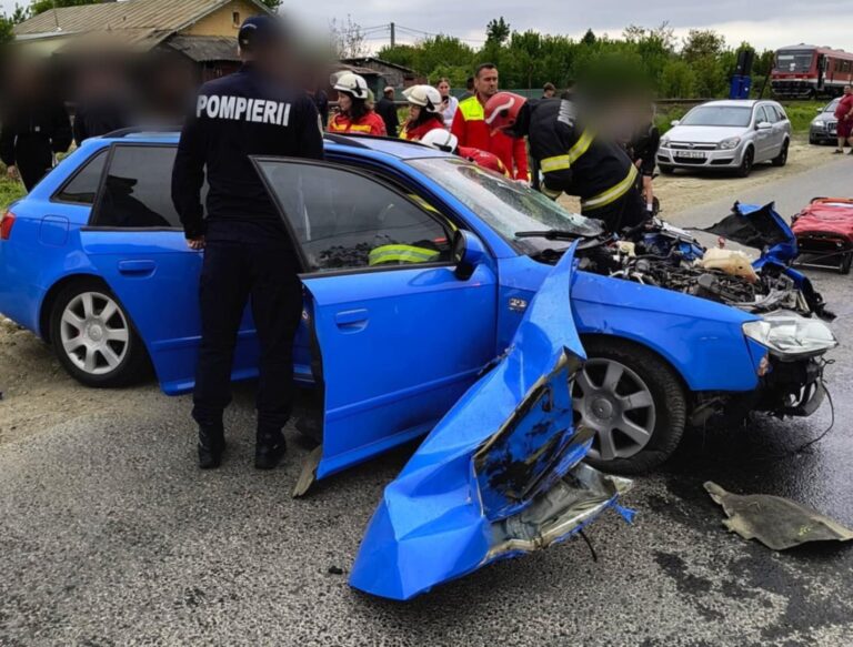 O tânără de 22 de ani a scăpat cu viața dintr-un accident cumplit! Mașina pe care o conducea a fost izbită violent de un tren