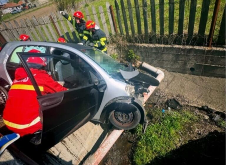 Și-a găsit sfârșitul după ce mașina în care se afla s-a izbit violent de un cap de pod! O altă victimă, în stare critică, transportată la spital cu elicopterul SMURD