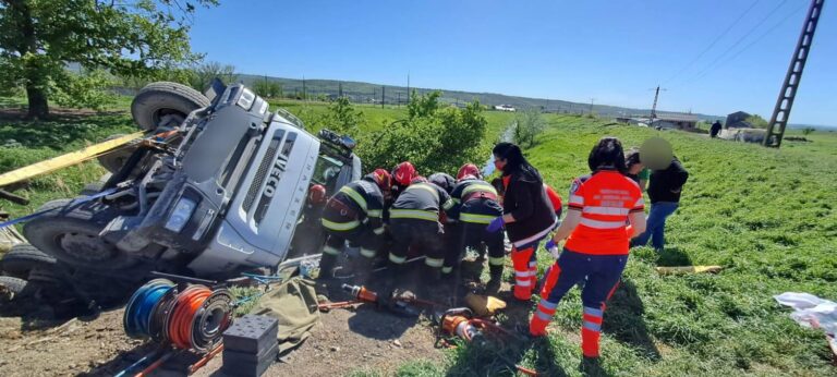 A scăpat cu viață după ce s-a răsturnat cu autobetoniera de pe un podeț! Șoferul a rămas blocat în cabina autovehiculului
