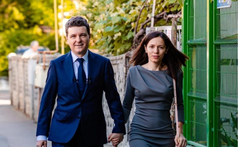 Nicușor Dan a votat la școala în care a învățat, în Făgăraș. „Am votat cu gândul la mulți oameni care sunt tăcuți, cinstiți, muncitori și care nu s-au simțit mulți timp reprezentați”