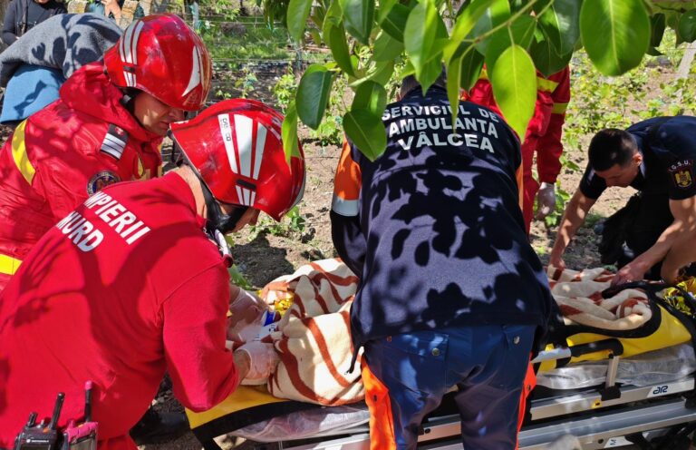 Misiune încheiată cu succes! Intervenție contracronometru a pompierilor pentru salvarea unui bărbat căzut într-o fântână adâncă