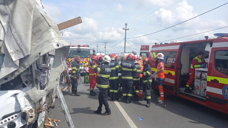 Mai multe persoane rănite, după ciocnirea violentă dintre un autocamion și un autobuz! 29 de persoane implicate în coliziune. A fost activat Planul Roșu de Intervenție
