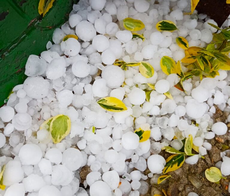 Alertă meteo! Cod roşu de grindină de dimensiuni medii şi mari, ploi torenţiale şi vijelie în mai multe localități din Dâmbovița. Vezi care sunt acestea