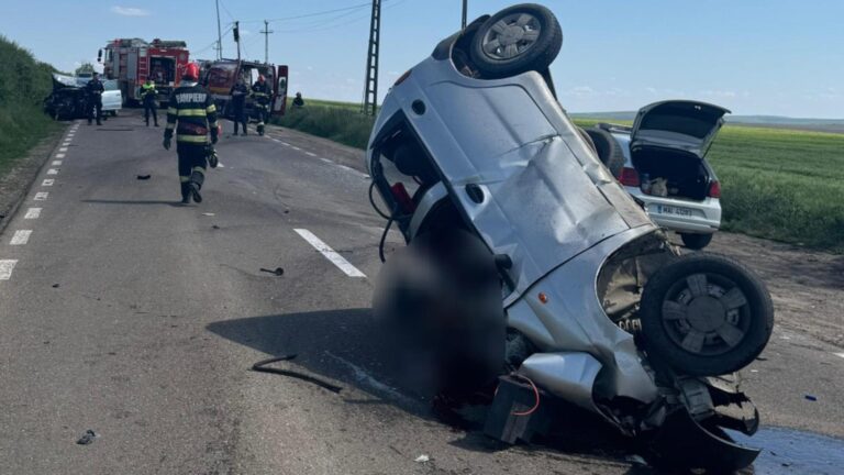 Impact fatal între două autoturisme! Un șofer și-a pierdut viața, iar alte două persoane au ajuns la spital. O mașină a ajuns cu roțile în sus