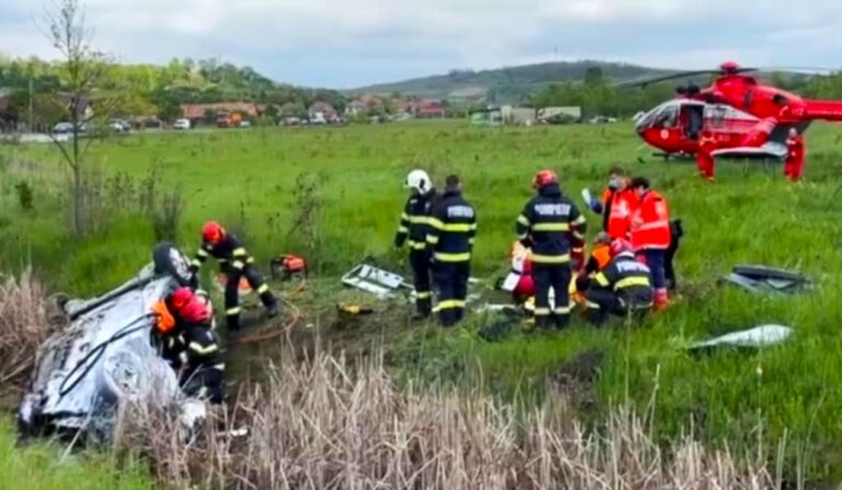 Un băiețel de 12 ani și o femeie au murit pe loc în urma impactului devastator dintre un autoturism și o autobasculantă! Alte două persoane, printre care o fetiță de 13 ani, au ajuns în stare gravă la spital. „La astfel de misiuni ne gândim la fiii și la fiicele noastre”