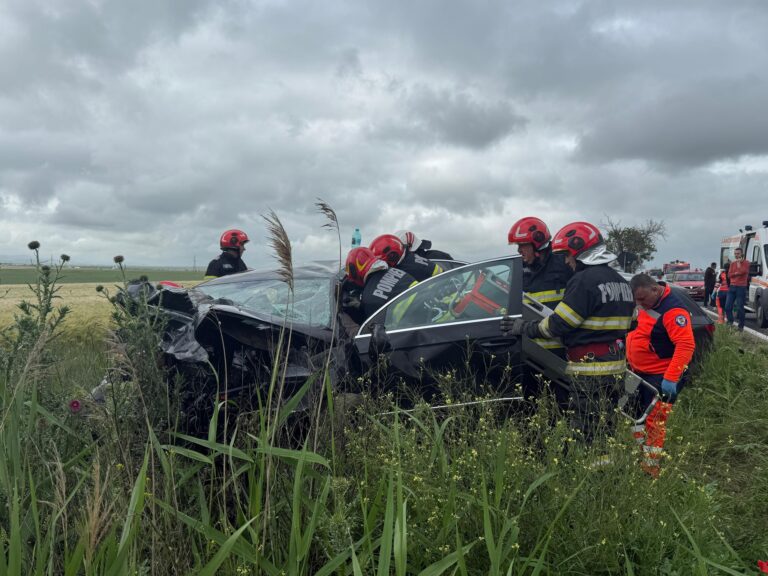 Doi șoferi au scăpat miraculos dintr-un accident cumplit! Mașinile în care se aflau au ajuns pe câmp, iar unul dintre conducători a rămas încarcerat