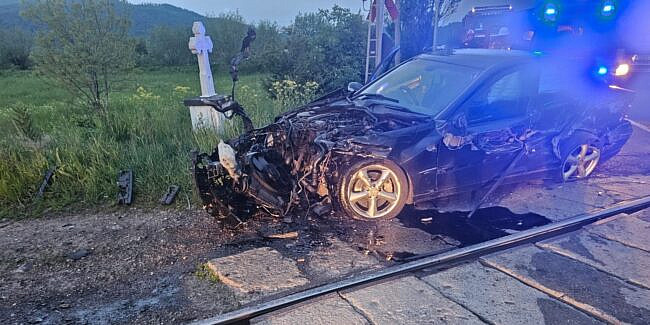 Au scăpat cu viață miraculos dintr-un accident teribil!  Mașina în care se aflau două persoane a fost spulberată de un tren, la o trecere la nivel cu calea ferată