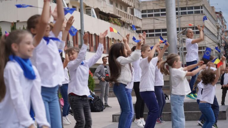 Flash mob de Ziua Europei la Târgoviște. Autoritățile s-au alăturat sutelor de copii de la școlile și liceele din oraș