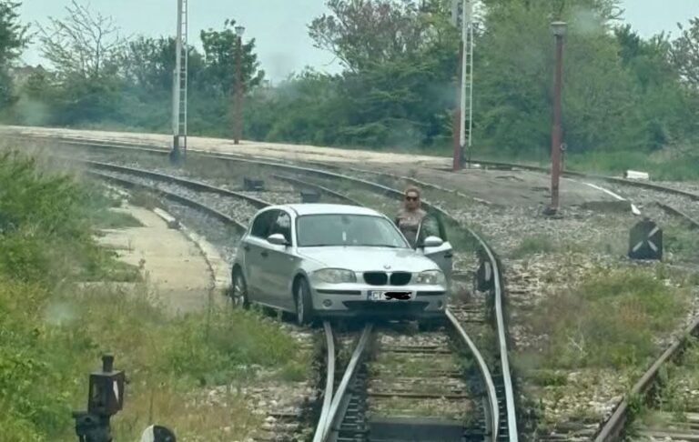 A ,,aterizat” cu BMW-ul pe calea ferată! Șoferița se afla aproape de comă alcoolică. Circulația a două trenuri a fost blocată