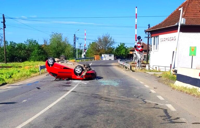 O șoferiță neatentă a întors un autoturism cu roțile în sus! Patru persoane, transportate de urgență la spital