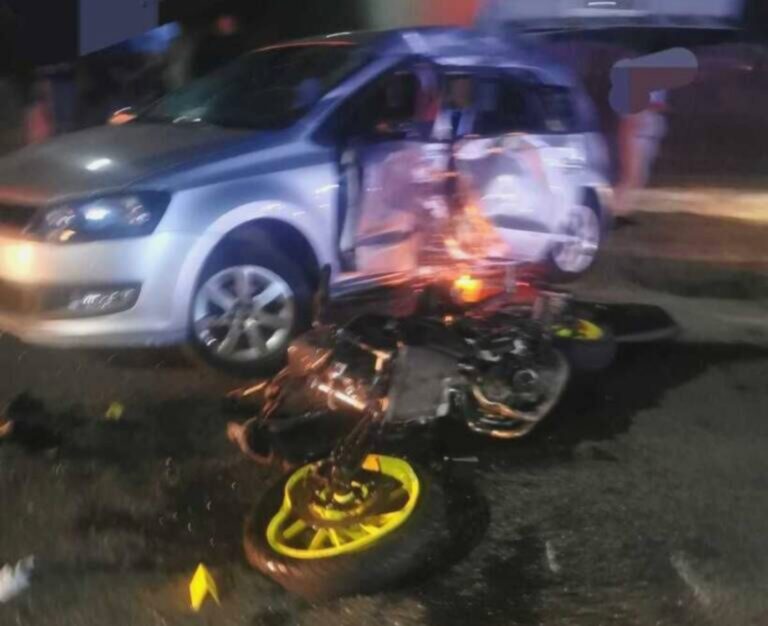 A pierit spulberat de o mașină! Destin crunt pentru un motociclist de doar 19 ani. Alte patru persoane au ajuns de urgență la spital
