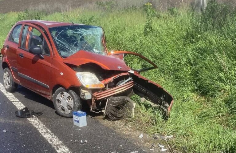 Accident mortal provocat de un șofer care a pătruns pe contrasens! Un bătrân de 77 a pierit după impactul devastator dintre două autoturisme
