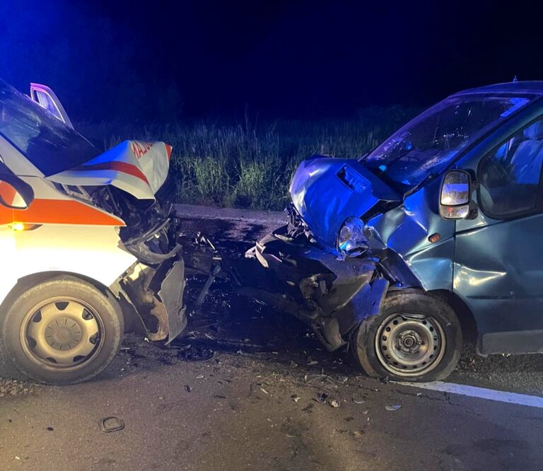 S-a oprit cu mașina direct într-o ambulanță aflată în misiune! Trei victime în urma impactului, printre care ambulanțierul și asistenta șefă