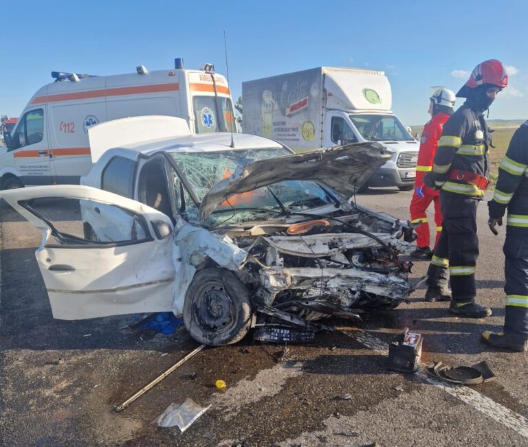 Au scăpat cu viață dintr-un accident teribil! Una dintre victime a rămas încarcerată. 3 autoturisme și un TIR, implicate în coliziune