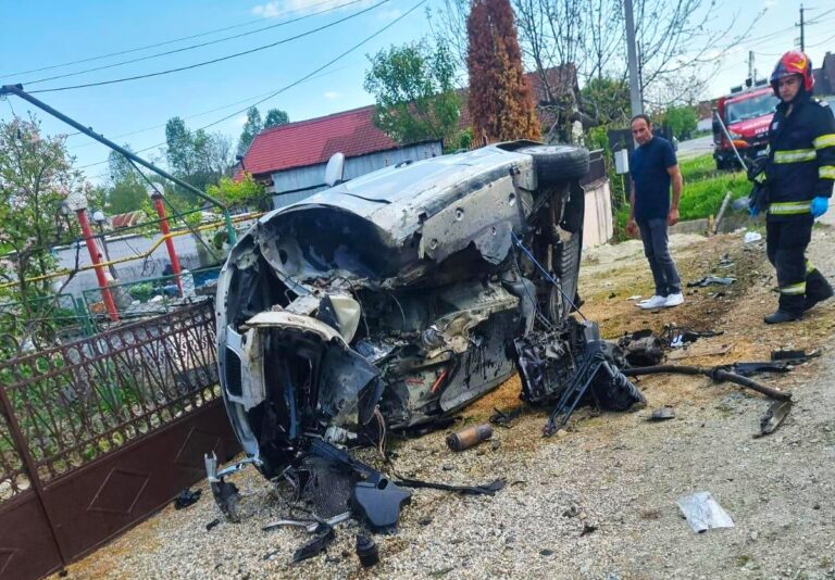 Mașină dezmembrată în urma unui accident teribil! A izbit un cap de pod, dar a scăpat cu viață miraculos