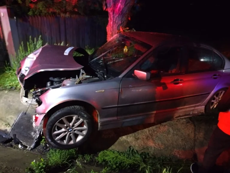Tânăr în stare critică, după ce s-a oprit cu BMW-ul într-un copac! Victima a fost găsită încarcerată