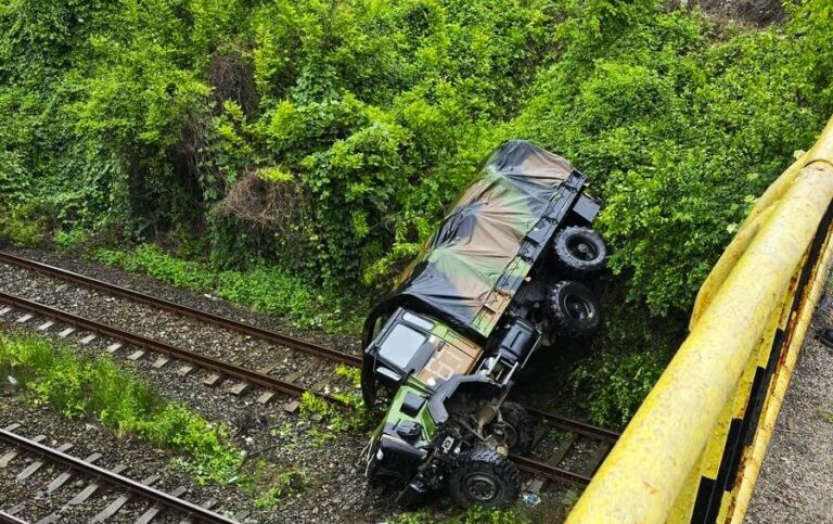 Un camion militar a „aterizat” pe calea ferată! Doi soldați francezi au fost răniți