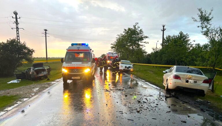 Ciocnire fatală între două mașini! O șoferiță și-a pierdut viața, iar alte patru persoane, între care doi copii, au ajuns la spital