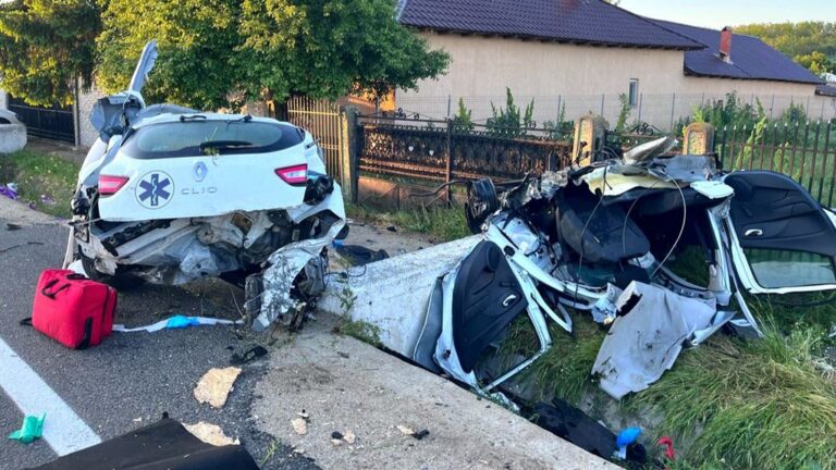 Mașină ruptă în bucăți după coliziunea cu un cap de pod! Șoferul, cu permisul suspendat, a scăpat cu viață miraculos din accidentul înfiorător