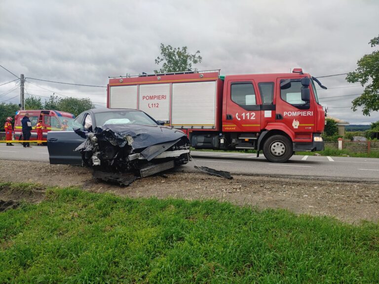Impact violent între două autoturisme și o autoutilitară! Două persoane, dintre care una găsită încarcerată, transportate de urgență la spital