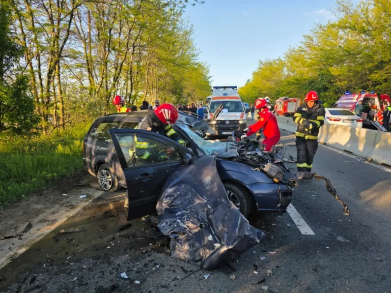 Un tânăr de 32 de ani și-a pierdut viața într-un accident înfiorător! Alte două persoane au ajuns în stare gravă la spital după impactul dintre trei mașini