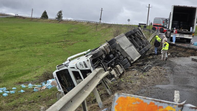 Clipe de groază pentru un șofer de TIR! A scăpat cu viață după ce s-a răsturnat cu mastodontul încărcat cu apă minerală