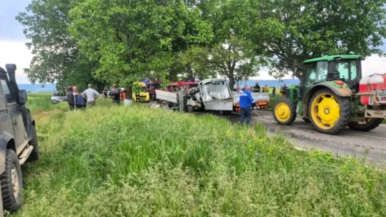 Impact devastator între două autoutilitare! Trei persoane au murit pe loc în urma accidentului îngrozitor
