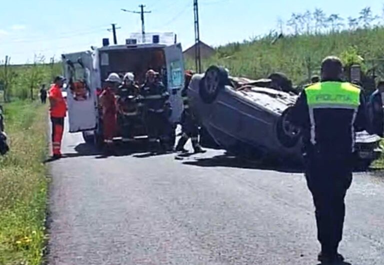 S-a aplecat după telefon și s-a izbit cu mașina de un cap de pod! Autoturismul s-a răsturnat în urma impactului. O tânără șoferiță, la un pas de a produce o tragedie