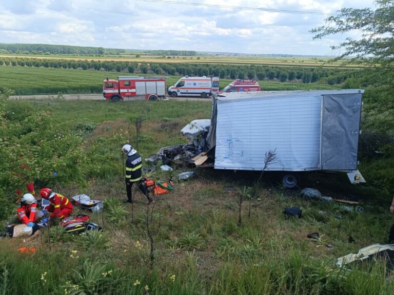 Sfârșit tragic pentru un șofer de 57 de ani! Autoutilitara în care se afla a fost spulberată de tren. Bărbatul a fost proiectat în afara autovehiculului în urma impactului devastator